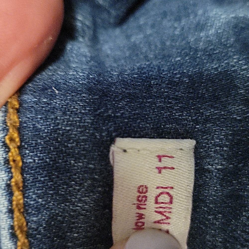 Distressed jean shorts - Picture 5 of 9